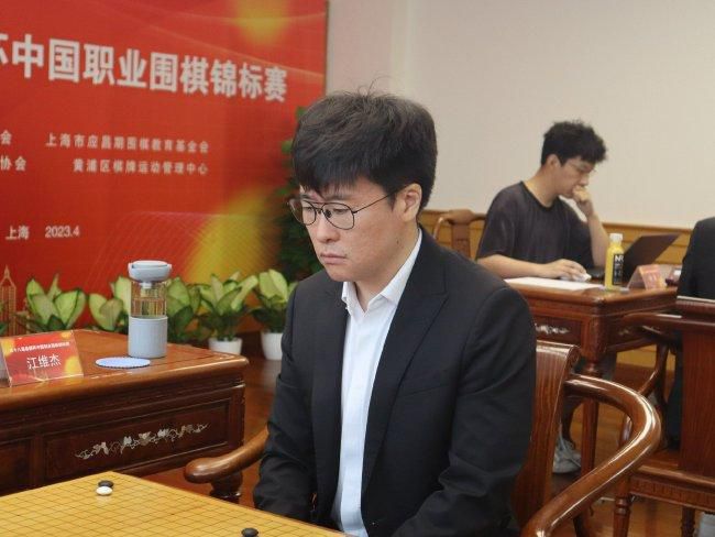 战报阿联球衣退役！